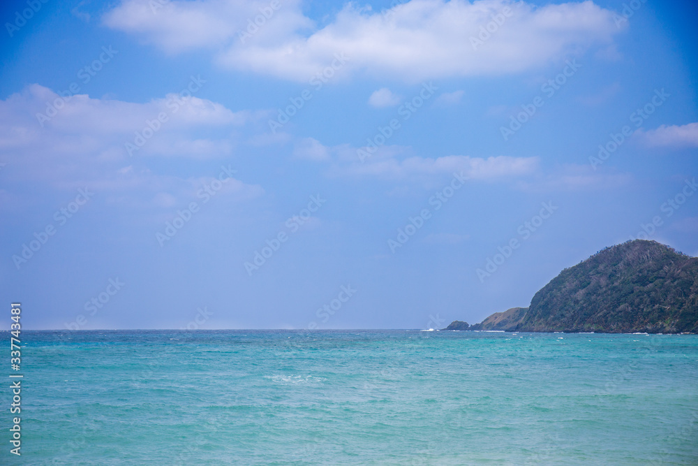 エメラルドグリーンの海に浮かぶ小島 エメラルドグリーンの海に浮かぶ小島
