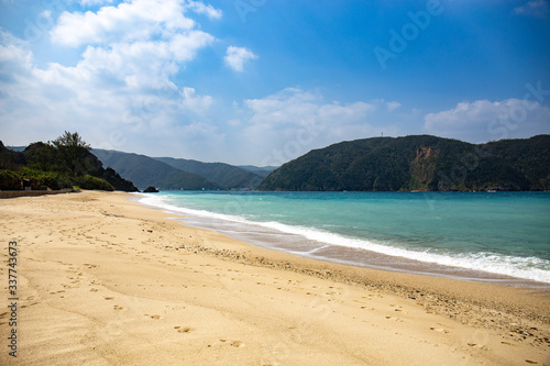 白い砂浜とエメラルドグリーンの海