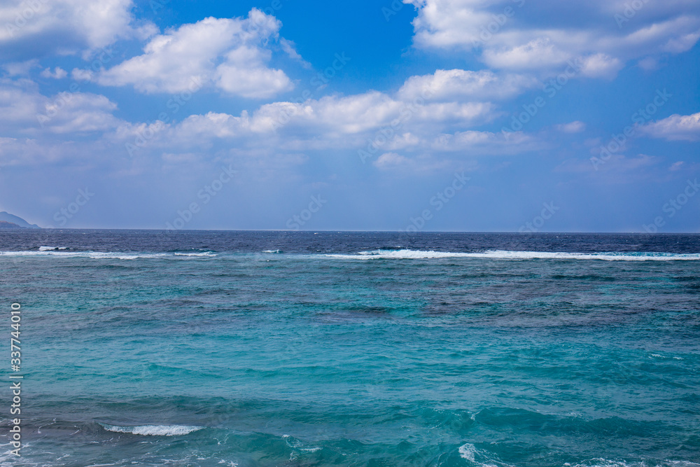 エメラルドグリーンとコバルトブルーの海と水平線