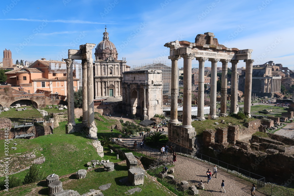 Forum Romain (Foro Romano) à Rome, avec les ruines du temple de Vespasien et du temple de Saturne, l'arc de Septime Sévère et l’église Santi Luca e Martina (Italie)