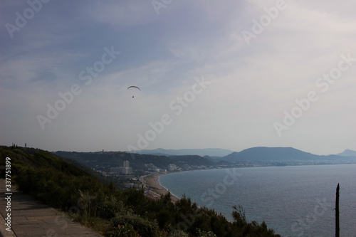 Paraglider über Strand auf Rhodos