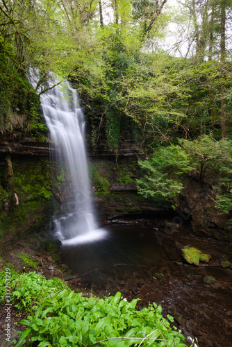 Wasserfall vor Felsen in Irland 
