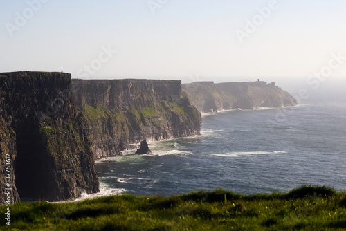 Klippen mit Felsen und Wiese in Irland - Cliffs of Moher