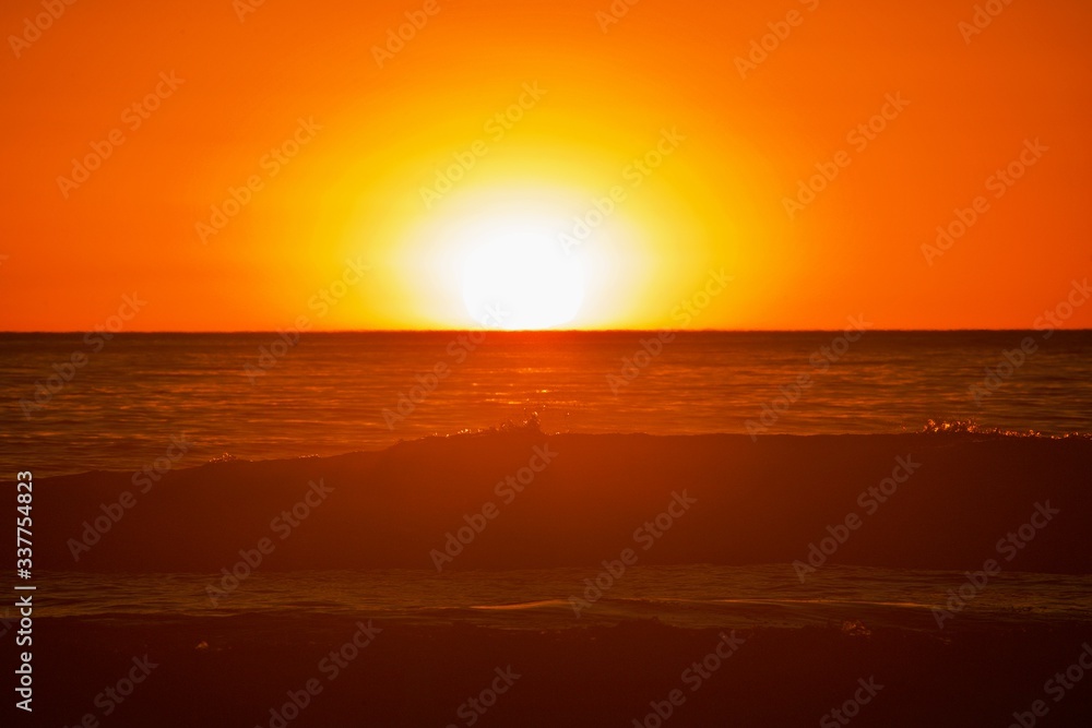 Sonnenaufgang über dem Meereshorizont