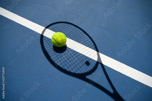 Obraz na plátně Shadow of a tennis racket and the tennis ball inside it