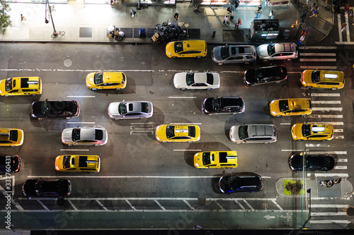Straße mit Taxis in Manhattan