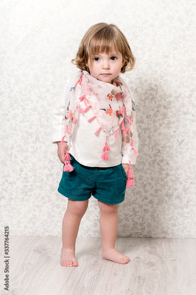 Retrato niña rubia tranquila en estudio Retrato niña rubia tranquila en estudio
