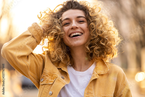 Fotografia Portrait of young woman with curly hair in the city
