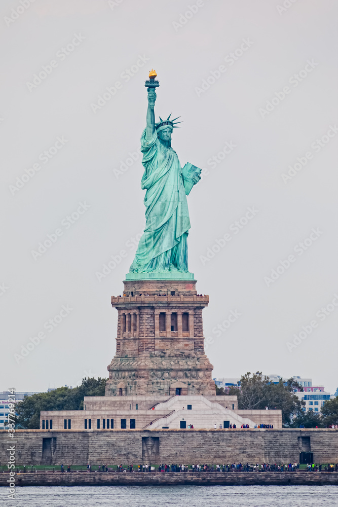 Obraz premium Statue of Liberty on Liberty Island during the gloomy weather in New York.