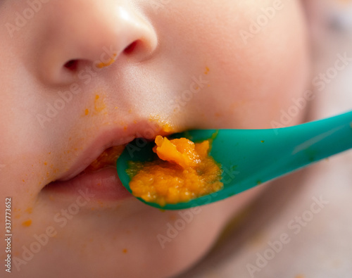 Quadro em tela Bébé qui mange de la purée de carotte