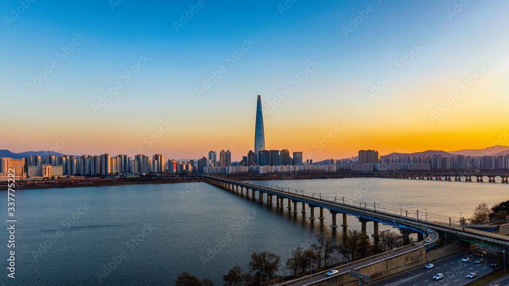 Obraz premium Sunset and cityscape of Seoul,Hangang river and Lotte tower best landmark in Seoul,South Korea