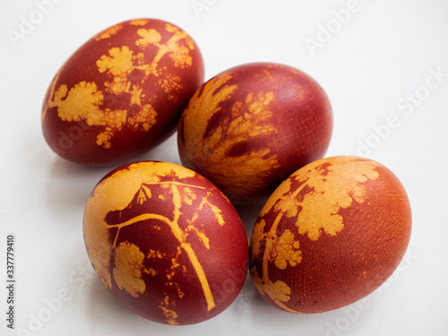 Mit Zwiebel traditionell gefärbte Ostereier