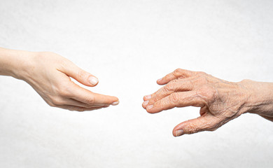 Canvas schilderij Oude deur Jonge hand ondersteunt oudere hand  © Dmytro
