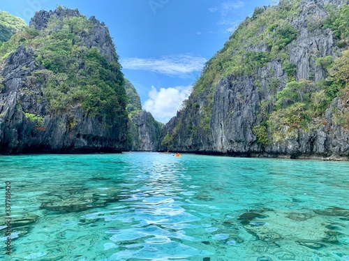 Beautiful turquoise waters in Palawan © Jorge