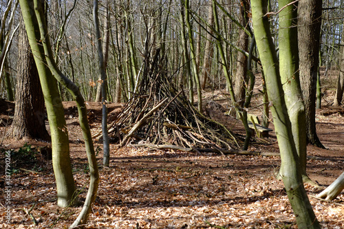 Kinderspielplatz mit Naturmaterial im Wald
