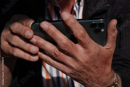 Smartphone in den Händen