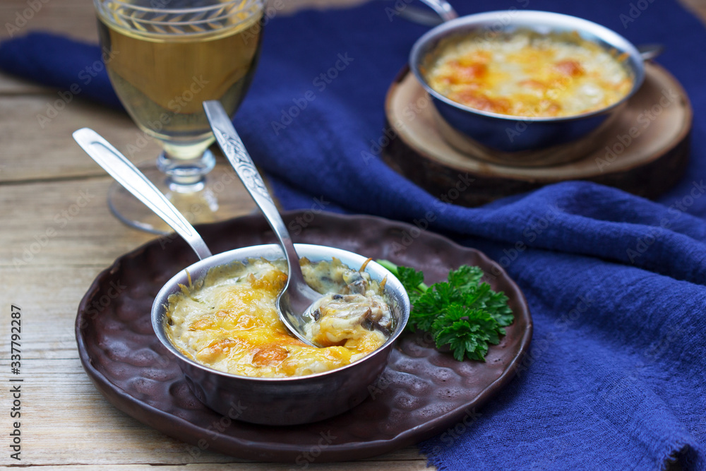 Julienne with mushrooms and bechamel sauce with cheese, served with white wine. Rustic style. Julienne with mushrooms and bechamel sauce with cheese, served with white wine. Rustic style.