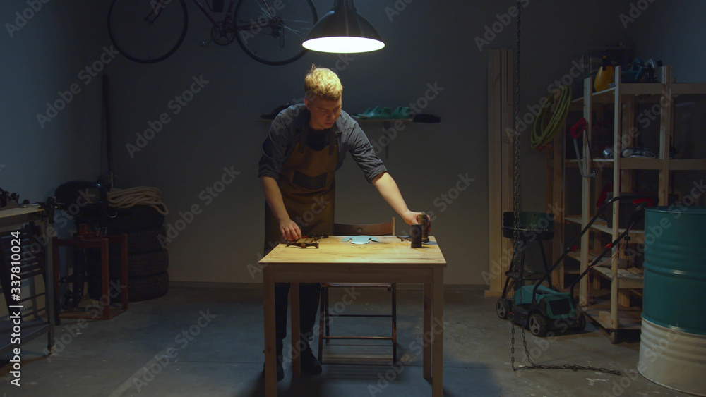 The master puts the instincts on the table. Stay home The master puts the instincts on the table. Stay home