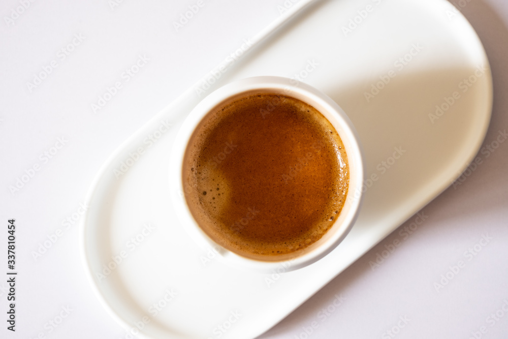 Café matinal aromatique dans une belle coupe blanche - Morning Shot Café matinal aromatique dans une belle coupe blanche - Morning Shot