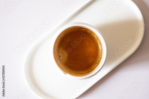 Caf   matinal aromatique dans une belle coupe blanche - Morning Shot