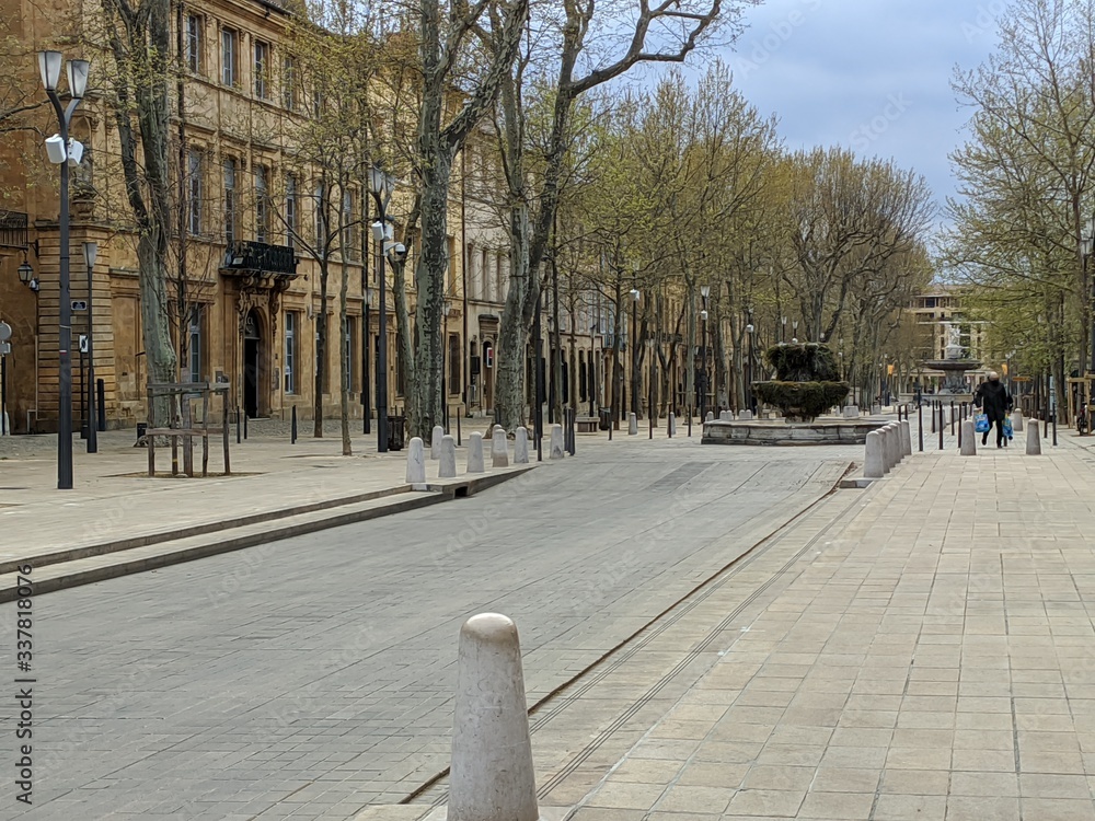Cours mirabeau vide à Aix en provence en période de confinement, france, ville des fontaines Cours mirabeau vide à Aix en provence en période de confinement, france, ville des fontaines