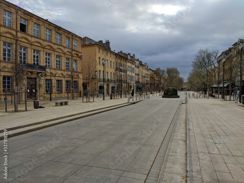 Cours mirabeau vide à Aix en provence en période de confinement, france, ville des fontaines