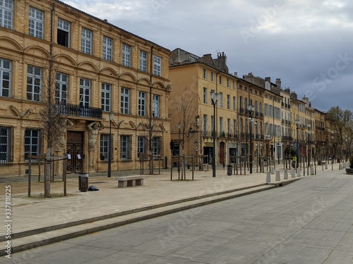 Cours mirabeau vide à Aix en provence en période de confinement, france, ville des fontaines