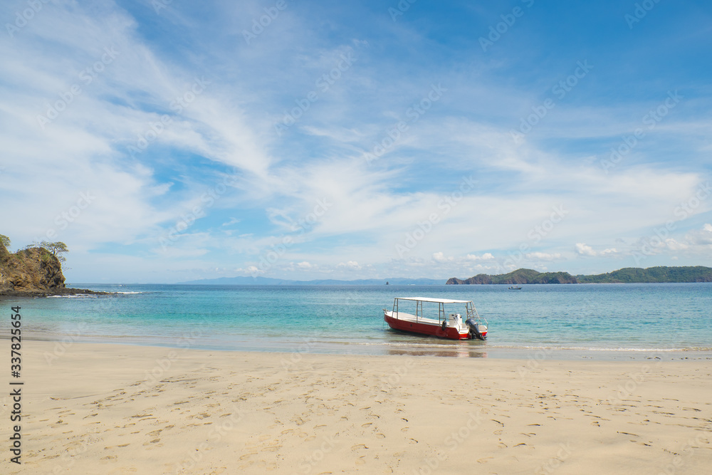 Obraz premium boat on the beach