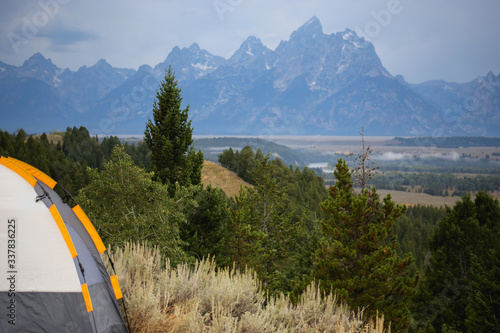Foto beautiful view of the  Mountains with the camping tent  on the front side