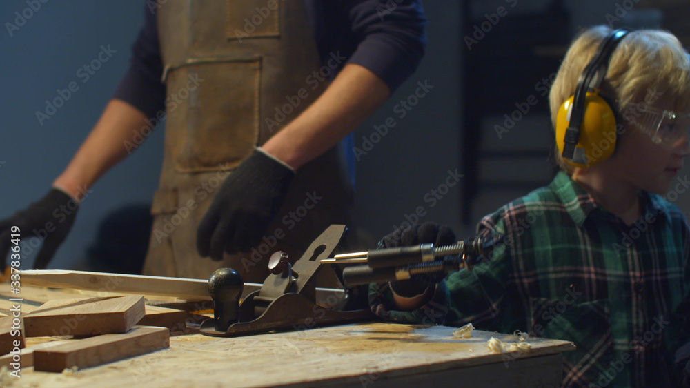 The family is repairing in the garage. Medium shot, sliding The family is repairing in the garage. Medium shot, sliding