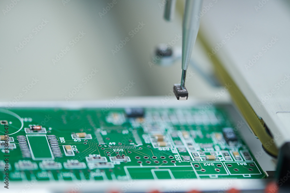 microchip semiconductor manufacturing. automatic machine robot installing  chip on board. foto de Stock | Adobe Stock