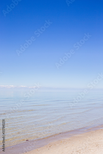Fototapeta Naklejka Na Ścianę i Meble -  Muscheln und Steine im weißen Sand am Strand