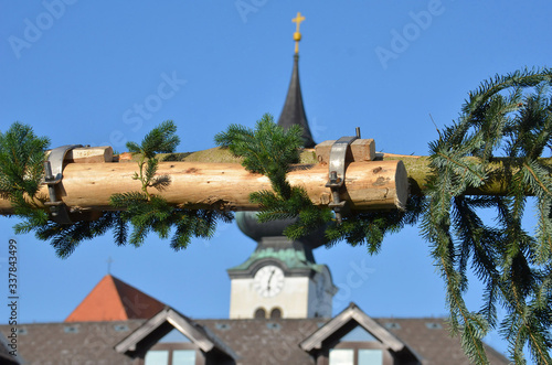 Maibaum-Aufstellen in Schörfling, Attersee (Bezirk Vöcklabruck, Oberösterreich, Österreich) - Maypole installation in Schörfling, Attersee (Vöcklaruck district, Upper Austria, Austria photo