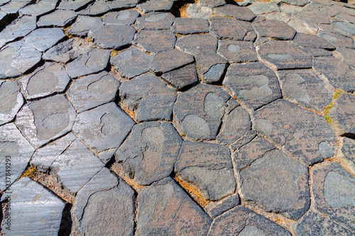 Schilderij op canvas Geometric Patterns Made on Top of The Basalt Lava Columns of the Postpile, Devil