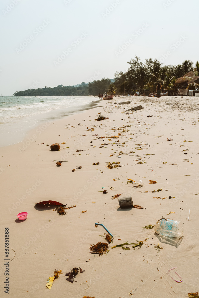 Obraz premium Dirty beach full of trash in Thailand Asia