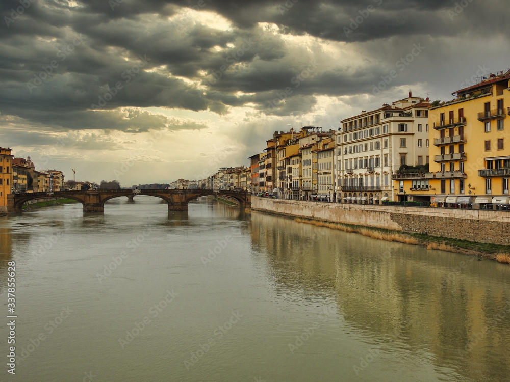 Panoramica de puente sobre el rio Arno en Florencia, Italia con cielo nublado