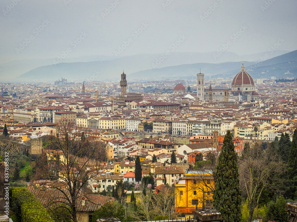 Panoramica de la ciudad de Florencia, Italia con un cielo nublado.