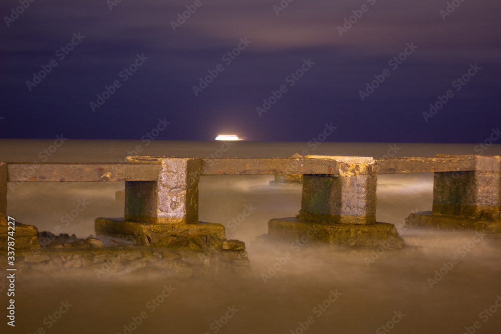 Obraz premium Old stone bridge at night, Rio da Prata