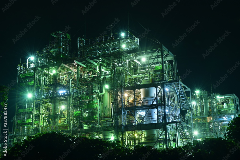 夜の工場
