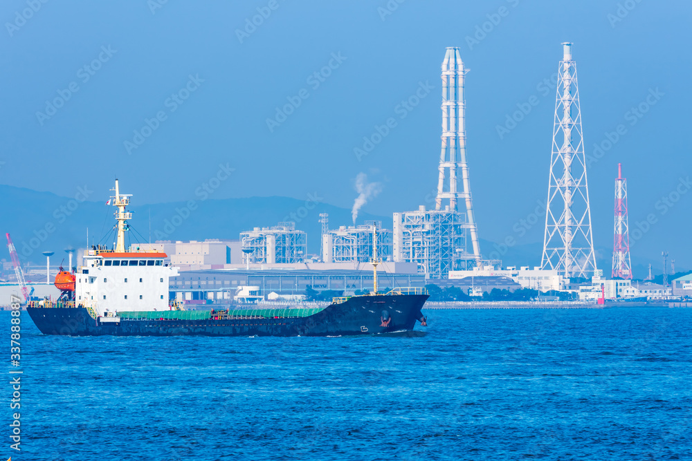 Obraz premium 春霞の関門海峡を行きかう貨物船【福岡県】