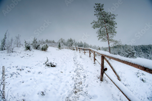Droga w zimowej scenerii © arnoldes