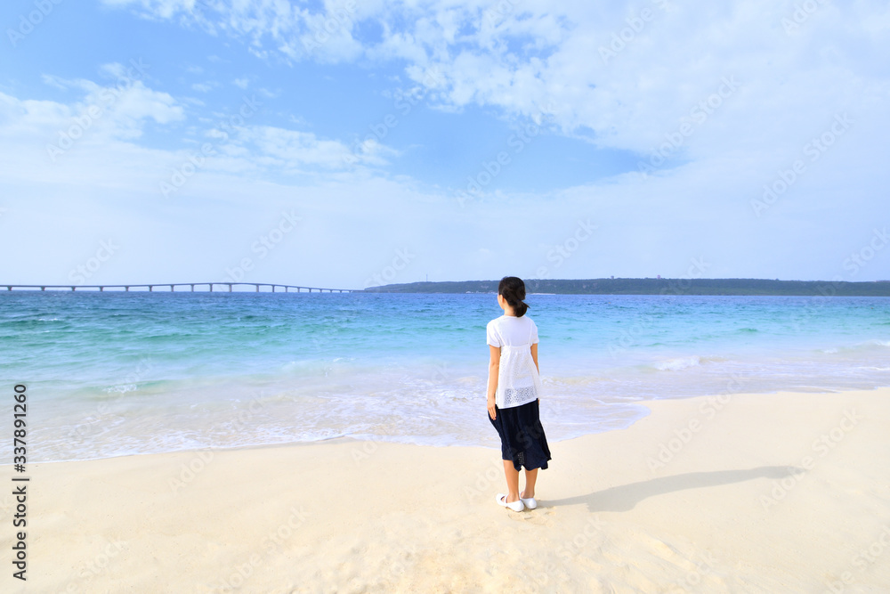 ビーチに立つ女の子(沖縄　宮古島　与那覇前浜　後姿)