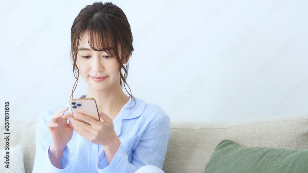スマホを使う女性 スマホを使う女性