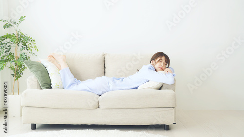 ソファーで寝る女性