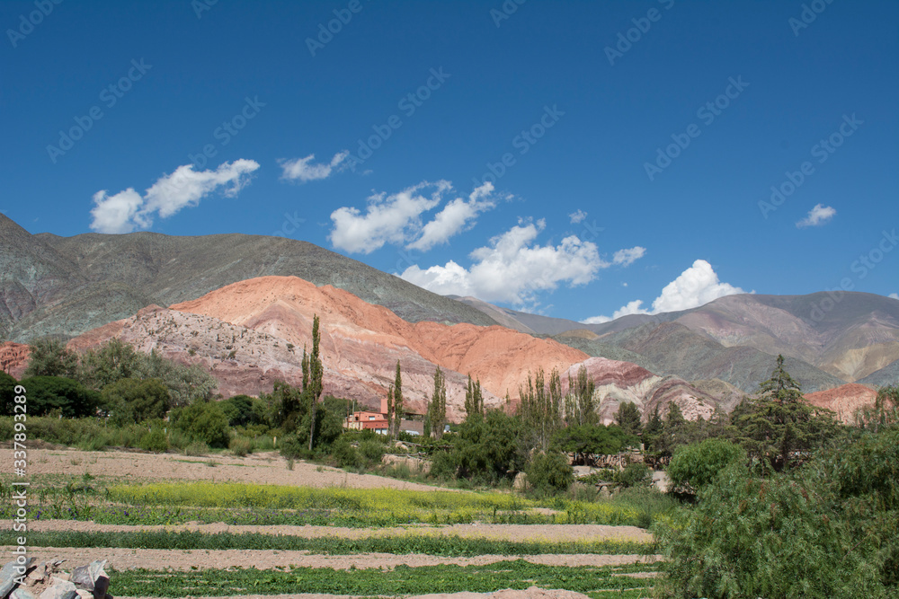 Fototapeta premium Amplio valle de cerros de colores en Argentina