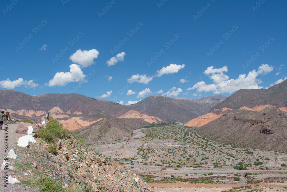 Valle con cerros de colores