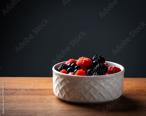 Frutos rojos en tazón.