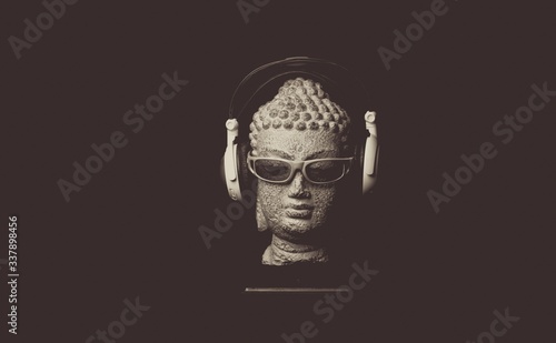 Photographie Close-up Of Buddha Statue With Sunglasses And Headphones