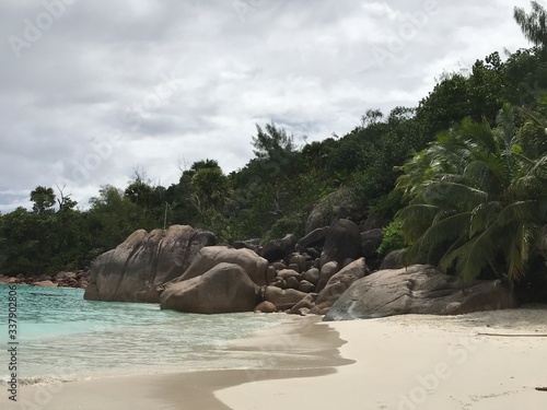 Plage des Seychelles. Océan indien. Une île paradisiaque. 