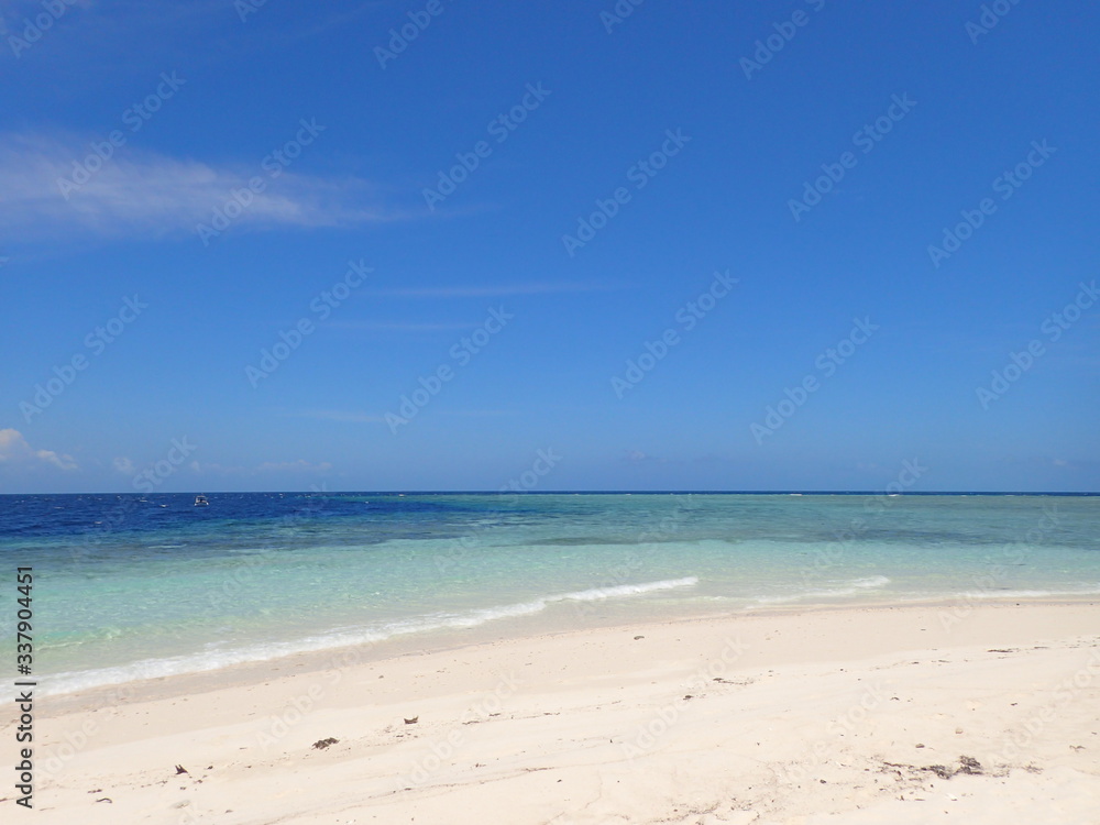 南の島の海と青空と白い砂